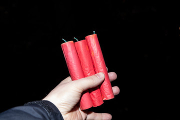 Silvesterknaller in Hand halten