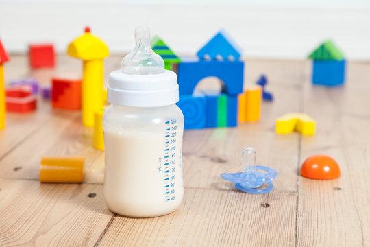 Babyflasche, Schnuller und Kinderspielzeug
