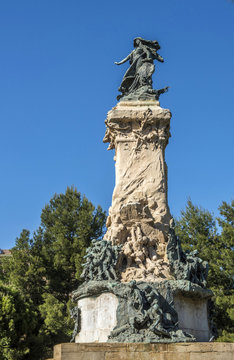 Spain, Aragon, Zaragoza, plaza de los Sitios, monument to the heroes of the sieges of Zaragoza (beginnings of the 19th century) by Napoleon