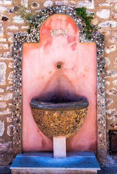 France, Vaucluse, village of Roussillon, fountain (Plus Beaux Villages de France - Most Beautiful Villages of France)