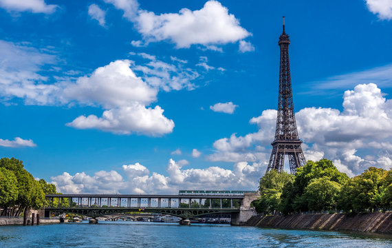 France, 15th arrondissement of Paris, Eiffel Tower, &icirc;le aux Cygnes and pont de Bir-Hakeim over the Seine river