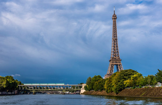 France, 15th arrondissement  of Paris, Eiffel Tower, &icirc;le aux Cygnes and pont de Bir-Hakeim over the Seine river