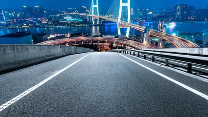 Cercles muraux Pont de Nanpu Empty highway and Nanpu bridge at night in Shanghai,China