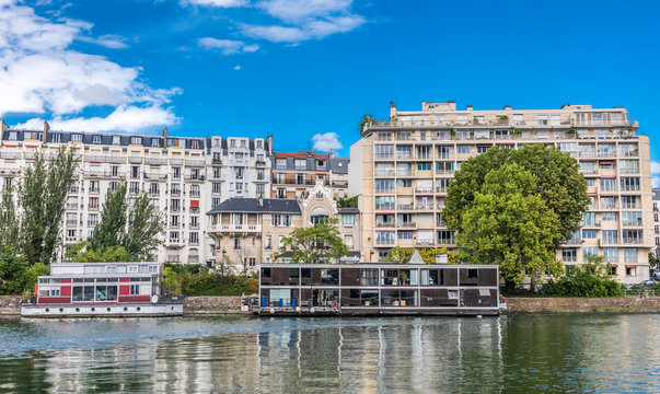 France, 16th arrondissement, avenue de New-York, residential barges at the port Debilly on the Seine river