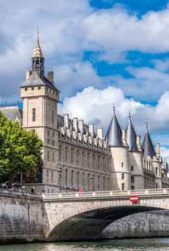 France, 1st arrondissement of Paris, Ile de la Cite, Pont au Change over the Seine river and Palais de la Cite (Conciergerie, Tour de l'Horloge)