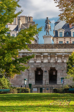 France, Paris, 1st arrondissement, Ile de la Cite, square Vert Galant and equestrian statue if Henri IV at Place du Pont-Neuf