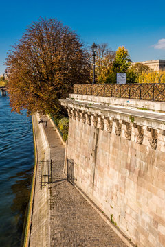 France, Paris, 1st arrondissement, Ile de la Cite, Pont Neuf and square Vert Galant
