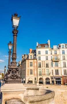 France, Paris, 1st arrondissement, Ile de la Cite, Pont des Arts and houses on the Quai des Orfevres