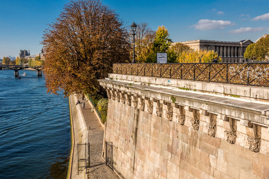 France, Paris, 1st arrondissement, Ile de la Cite, Pont Neuf and square Vert Galant