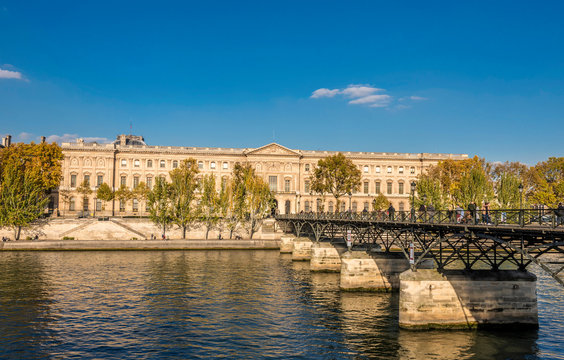 France, Paris, 1st arrondissement, The Louvre at the Quai Francois Mitterrand and the Pont des Arts on the Seine river