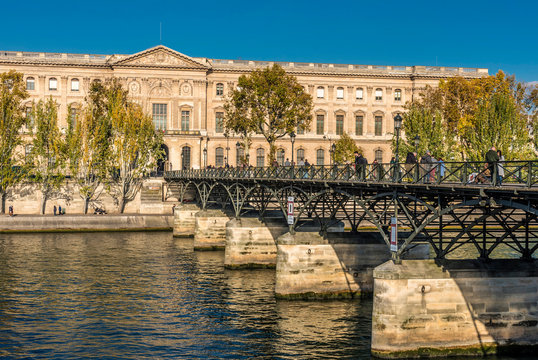 France, Paris, 1st arrondissement, The Louvre at the Quai Francois Mitterrand and the Pont des Arts on the Seine river