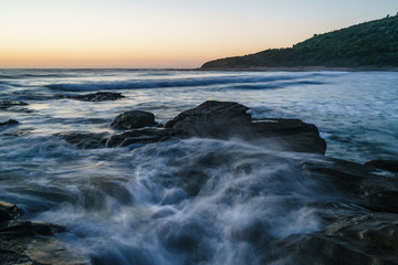 Fototapeta na wymiar Sonnenaufgang über dem Meer mit Felsen im Vordergrund am Kennet River Coastal Reserve in Victoria Australien