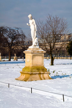 Europe, France, Ilde de France, Paris, The Tuileries Garden under the snow, sculpture representing une woman with a dog
