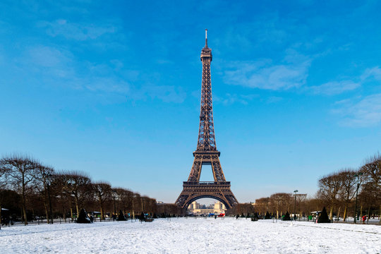 Europe, France, Ile de France, Paris, Champs de Mars under the snow and the Eiffel tower on the background