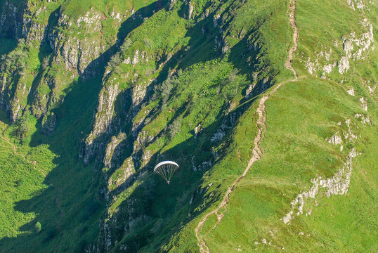 Auvergne, Cantal, The Cantal mountains, Paraglider at la Breche de Roland
