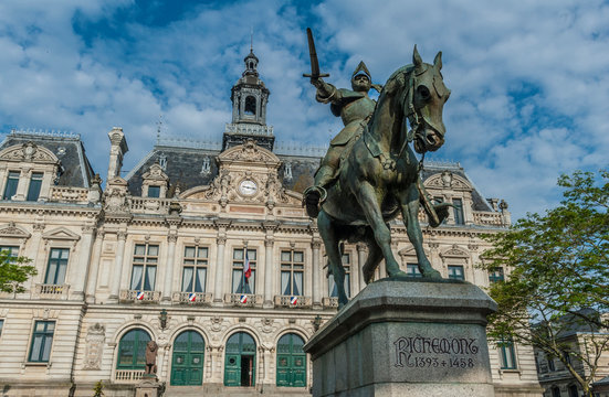 France, Brittany, Gulf of Morbihan, Vannes, equestrian statue of the Constable de Richemont (1393-1458) in front of the City hall