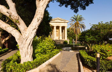 Fototapeta na wymiar Lower Barrakka Gardens with Roman temple, Malta