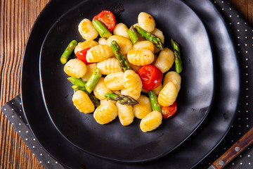 crispy gnocchi with roasted asparagus and tomatoes