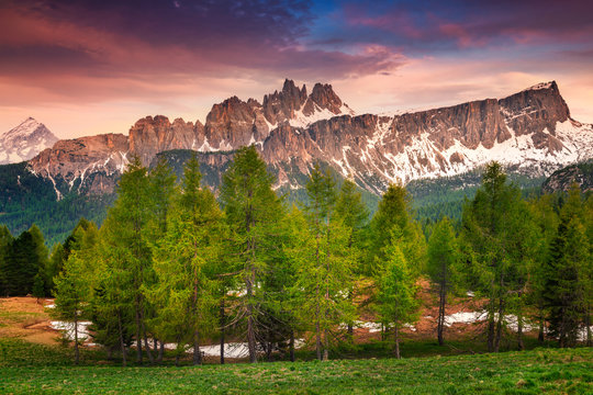 Vue sur la Croda da Lago au coucher du soleil. Cha&icirc;non montagneux qui s'&eacute;l&egrave;ve &agrave; 2 715 m d'altitude &agrave; la Cima Ambrizzola, au sud de Cortina d'Ampezzo. La cime &eacute;ponyme culmine &agrave; 2 701 m&egrave;tres d'altitude 