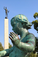 Fototapeta premium Putte und Fackelträger am Maschsee in Hannover