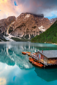 Lac de Braies et sa cabane de location de barques au lever du soleil. Ce petit lac alpin est situ&eacute; dans le val de Braies &agrave; 1 496 m d'altitude, dans la municipalit&eacute; de Braies, &agrave; environ 97 kilom&egrave;tres d