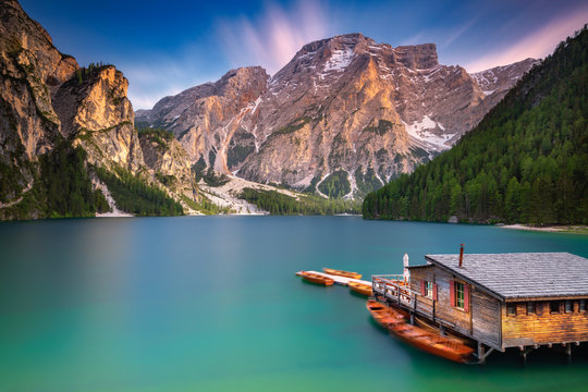 Lac de Braies et sa cabane de location de barques au lever du soleil. Ce petit lac alpin est situ&eacute; dans le val de Braies &agrave; 1 496 m d'altitude, dans la municipalit&eacute; de Braies, &agrave; environ 97 kilom&egrave;tres d
