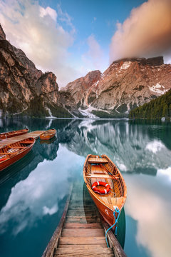  Lac de Braies et sa cabane de location de barques au lever du soleil. Ce petit lac alpin est situ&eacute; dans le val de Braies &agrave; 1 496 m d'altitude, dans la municipalit&eacute; de Braies, &agrave; environ 97 kilom&egrave;tres 