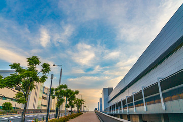 Naklejka premium 夕暮れ時の都会の空