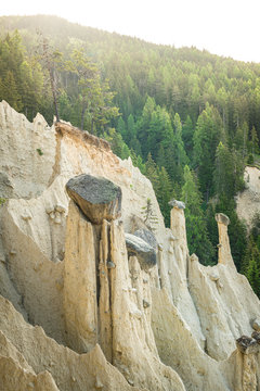 Vue sur les Pyramides de Platten. C'est une formation de colonne argile surmont&eacute;e d'une pierre. Ce ph&eacute;nom&egrave;ne est d&ucirc; aux glissements de terrain, l' eau, le d&eacute;gel et l'&eacute;rosion