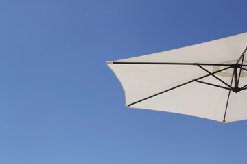 Sonnenschirm am Swimmingpool im Urlaub Sonnenschutz