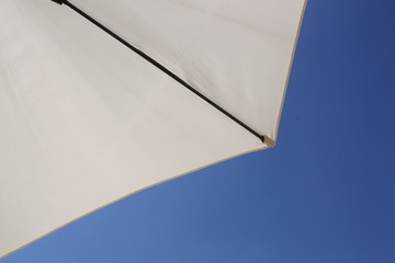 Sonnenschirm am Swimmingpool im Urlaub Sonnenschutz