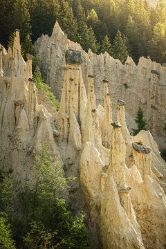 Vue sur les Pyramides de Platten. C'est une formation de colonne argile surmont&eacute;e d'une pierre. Ce ph&eacute;nom&egrave;ne est d&ucirc; aux glissements de terrain, l' eau, le d&eacute;gel et l'&eacute;rosion