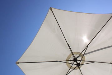 Sonnenschirm am Swimmingpool im Urlaub Sonnenschutz