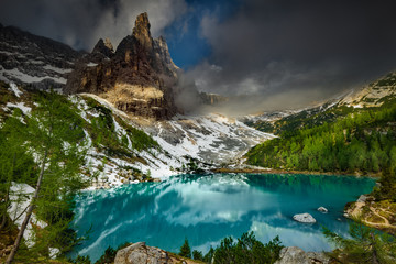 Vue sur le lac de Sorapis et sa montagne appelée le doigt de Dieu. C'est un sommet et un chaînon montagneux culminant à 3 205 m d'altitude