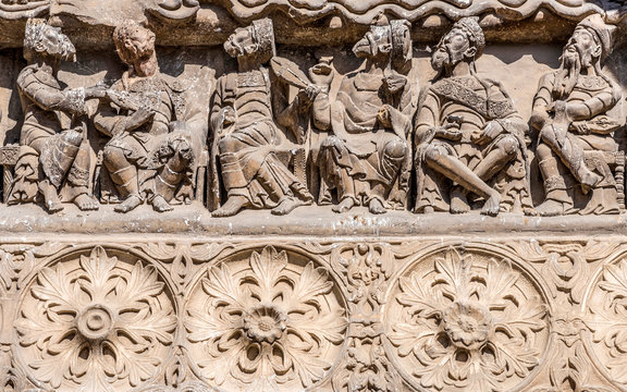 rance, Tarn-et-Garonne, Saint Pierre de Moissac abbey (Saint James way) (UNESCO World Heritage), detailed view of the gate's spandrel (12th century) the lintel represents the Elders of the Apocalypse and the roses evoking the thistles.
