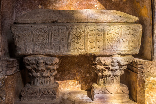 France, Tarn-et-Garonne, Saint-Pierre of Moissac abbey (Saint James way) sarcophagus (Pyrenees marble stone, 4th century, decorated with sculpted Chi-Rho symbol and plants)