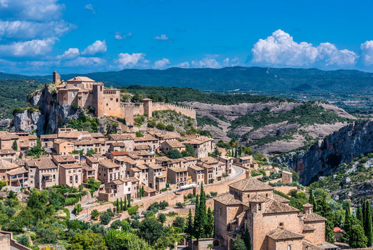Spain, province of Huesca, autonomous community of Aragon, Sierra y Ca&ntilde;ones de Guara natural park, Alquezar with a view on the collegiate castle of Saint Mary (16th century) (Most Beautiful Village in Spain) (Historical urban center UNESCO World Heritage)
