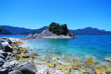 夏を迎える天草の石灰岩と大理石の海辺