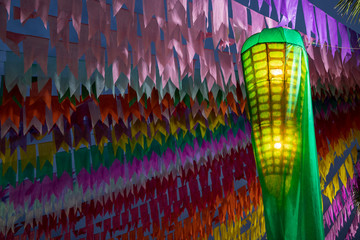 decoração junina com espiga de milho gigante e bandeirinhas coloridas