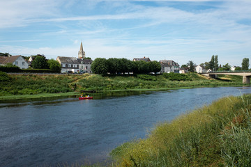 Fototapeta premium Vue sur la rivière Vienne et le village de l'Île-Bouchard en France