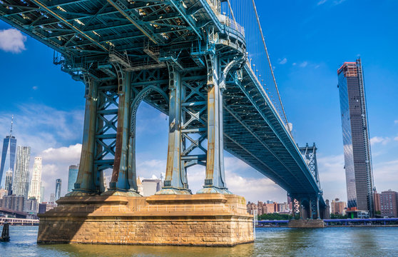 USA, New York, Manhattan, Lower East Side, Manhattan Bridge (1909) and the One Manhattan Square whiwh is currently being built
