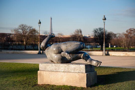Nude sculpture with Eiffel tower at jardin des Tuileries, 1er arrondissement, Paris, France