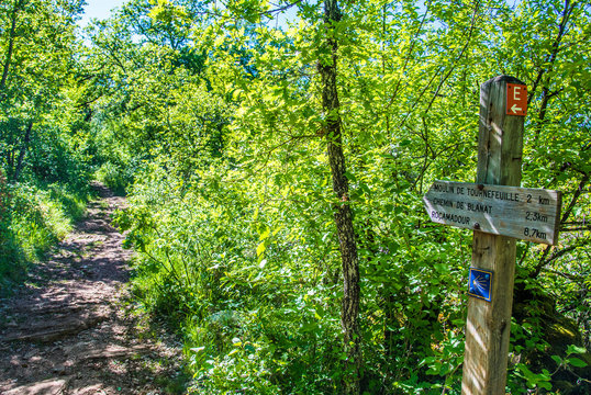 France, Natural regional park Causses du Quercy, Lot, Sensitive natural space, Alzou valley, tag indicating the hiking paths (Saint James way)