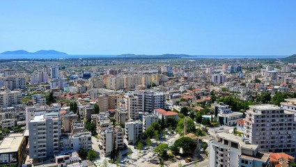 Fototapeta premium Albania, Wlora / Wlora, panoramiczny pejzaż widziany ze wzgórza Kuzum Baba. Widok na miasto z lotu ptaka, panorama miasta Wlora i wyspy Sazan