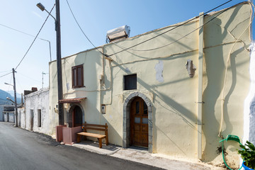 Fototapeta na wymiar Straße in Bergdorf auf Kreta, Häuser im morgendlichen Streiflicht