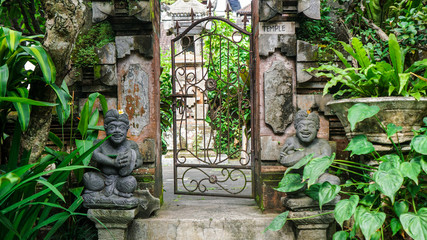 Fototapeta na wymiar Architecture and statues in Bali