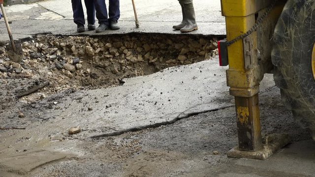 Excavator helps to eliminate the problem of breaking a pipe in the street