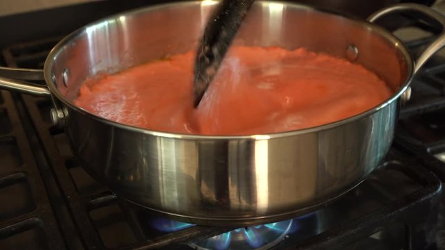 La salsa de tomate se est&aacute; cocinando en la salten.