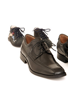Symbolfoto mit Schuhen zum Thema Unternehmensnachfolge.