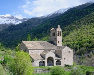 Fototapeta na wymiar Chapel in a valley in the spanish pyrenees
